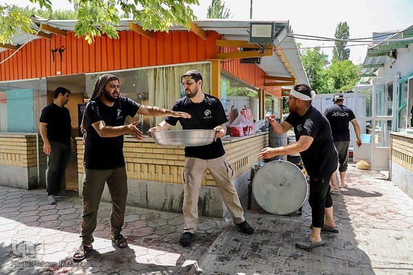 پخت ۷۲ دیگ غذای نذری به‌مناسبت ایام محرم در تبریز‎