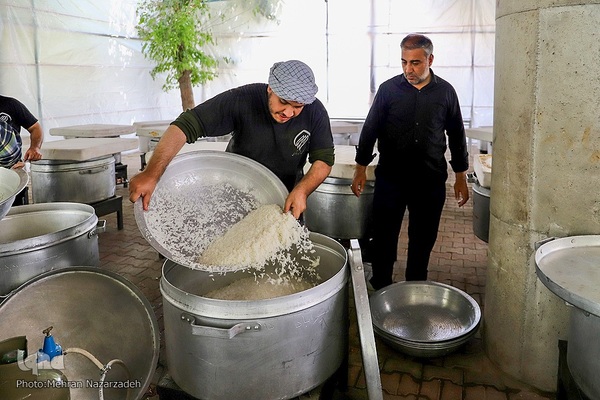 پخت ۷۲ دیگ غذای نذری به‌مناسبت ایام محرم در تبریز‎