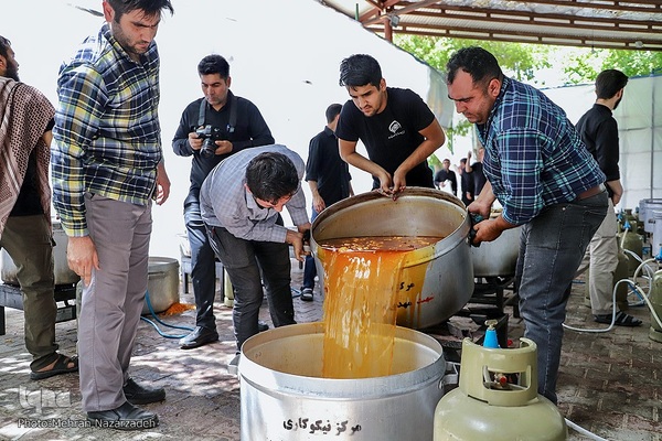 پخت ۷۲ دیگ غذای نذری به‌مناسبت ایام محرم در تبریز‎