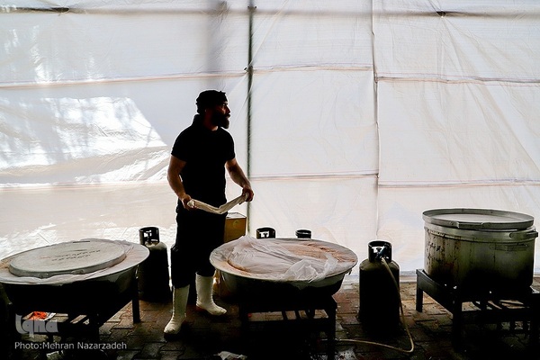 پخت ۷۲ دیگ غذای نذری به‌مناسبت ایام محرم در تبریز‎