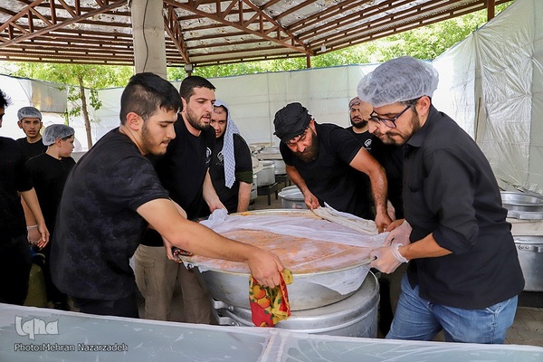 پخت ۷۲ دیگ غذای نذری به‌مناسبت ایام محرم در تبریز‎