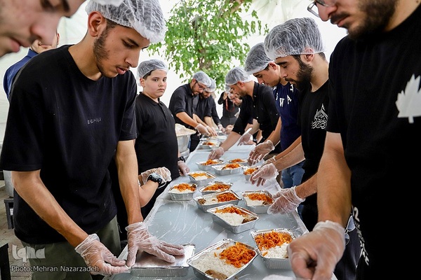 پخت ۷۲ دیگ غذای نذری به‌مناسبت ایام محرم در تبریز‎