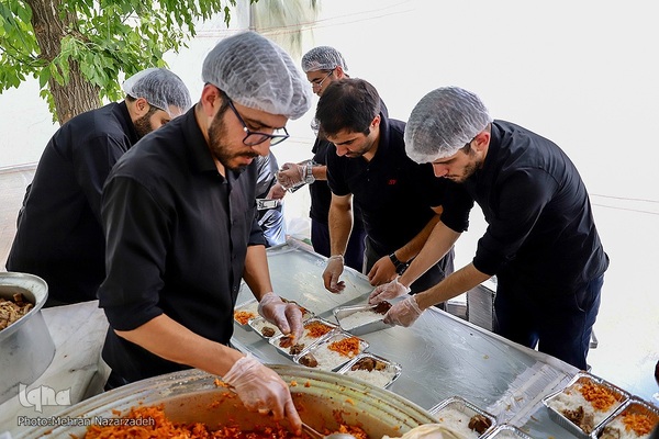 پخت ۷۲ دیگ غذای نذری به‌مناسبت ایام محرم در تبریز‎