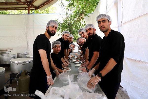 پخت ۷۲ دیگ غذای نذری به‌مناسبت ایام محرم در تبریز‎