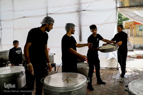 پخت ۷۲ دیگ غذای نذری به‌مناسبت ایام محرم در تبریز‎