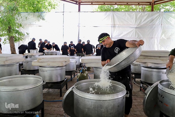 پخت ۷۲ دیگ غذای نذری به‌مناسبت ایام محرم در تبریز‎