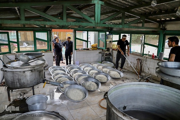 پخت ۷۲ دیگ غذای نذری به‌مناسبت ایام محرم در تبریز‎