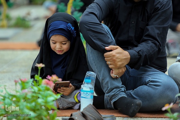 عزاداران حسینی در کنار قبور مطهر سرداران بی پلاک گلزار شهدا(س)