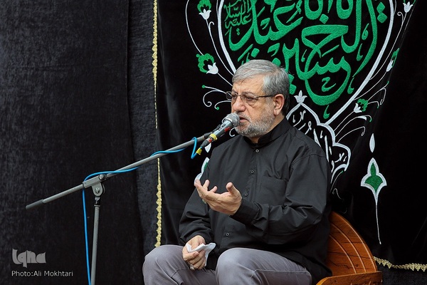 عزاداران حسینی در کنار قبور مطهر سرداران بی پلاک گلزار شهدا(س)