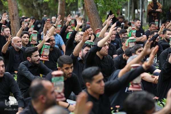 عزاداران حسینی در کنار قبور مطهر سرداران بی پلاک گلزار شهدا(س)