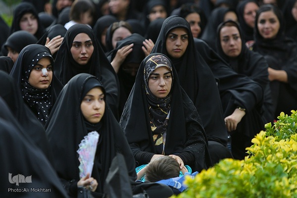 عزاداران حسینی در کنار قبور مطهر سرداران بی پلاک گلزار شهدا(س)