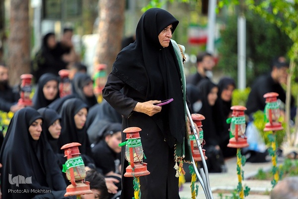 عزاداران حسینی در کنار قبور مطهر سرداران بی پلاک گلزار شهدا(س)