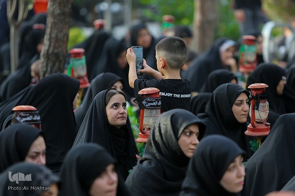 عزاداران حسینی در کنار قبور مطهر سرداران بی پلاک گلزار شهدا(س)