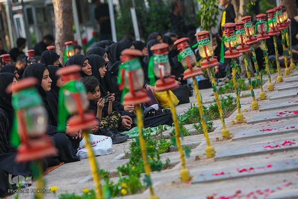 عزاداران حسینی در کنار قبور مطهر سرداران بی پلاک گلزار شهدا(س)