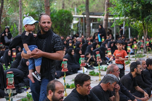 عزاداران حسینی در کنار قبور مطهر سرداران بی پلاک گلزار شهدا(س)