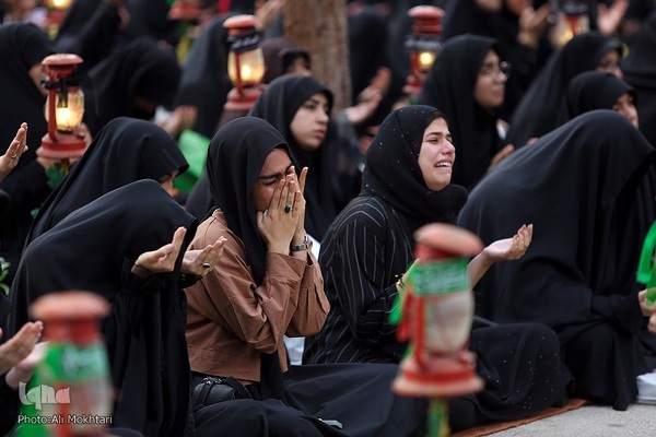 عزاداران حسینی در کنار قبور مطهر سرداران بی پلاک گلزار شهدا(س)