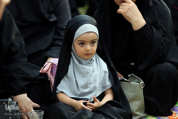 عزاداران حسینی در کنار قبور مطهر سرداران بی پلاک گلزار شهدا(س)