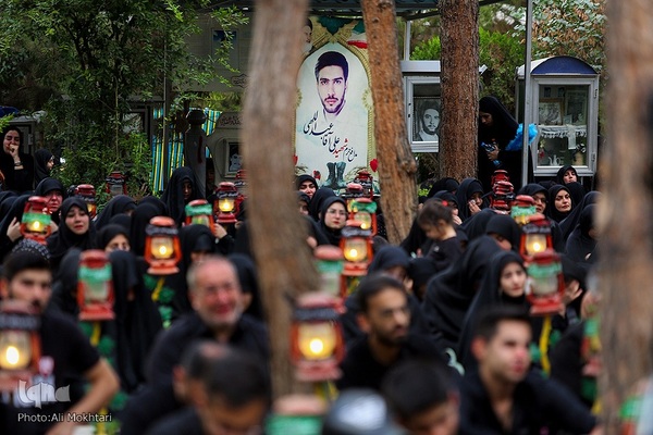 عزاداران حسینی در کنار قبور مطهر سرداران بی پلاک گلزار شهدا(س)