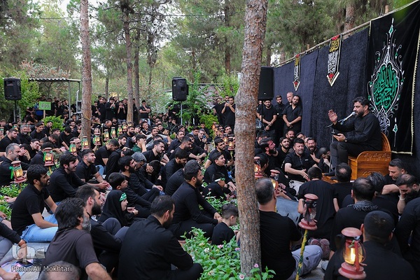 عزاداران حسینی در کنار قبور مطهر سرداران بی پلاک گلزار شهدا(س)