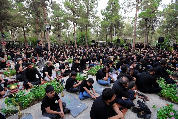 عزاداران حسینی در کنار قبور مطهر سرداران بی پلاک گلزار شهدا(س)