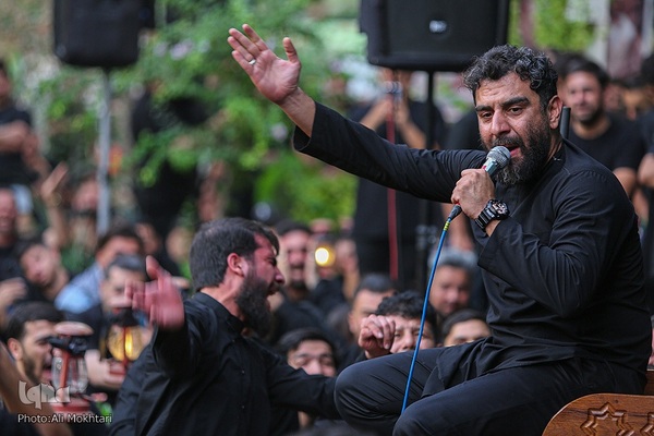 عزاداران حسینی در کنار قبور مطهر سرداران بی پلاک گلزار شهدا(س)