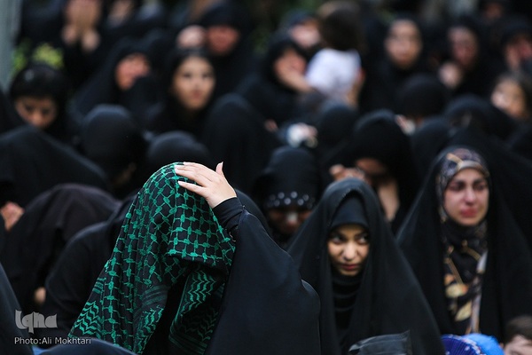 عزاداران حسینی در کنار قبور مطهر سرداران بی پلاک گلزار شهدا(س)