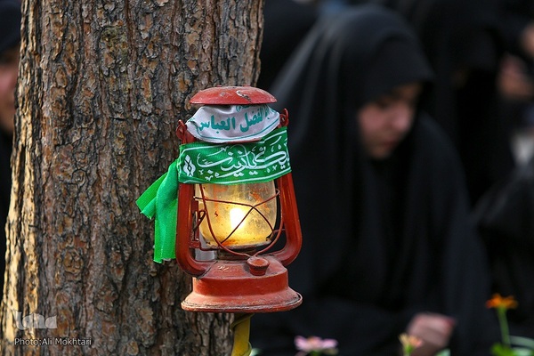 عزاداران حسینی در کنار قبور مطهر سرداران بی پلاک گلزار شهدا(س)