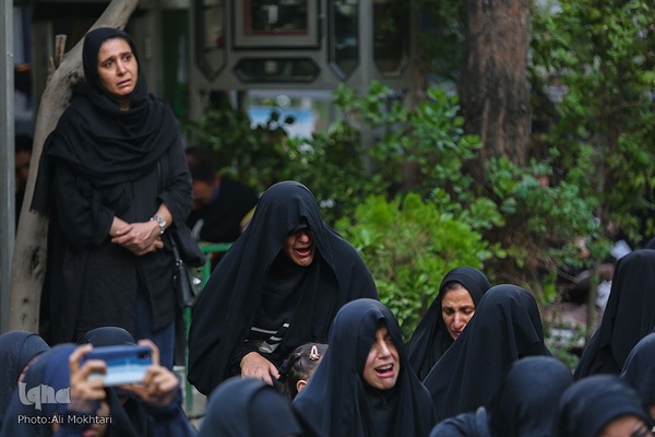 عزاداران حسینی در کنار قبور مطهر سرداران بی پلاک گلزار شهدا(س)