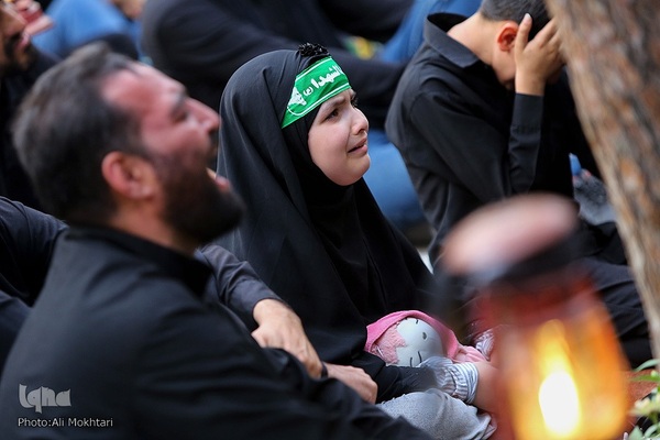 عزاداران حسینی در کنار قبور مطهر سرداران بی پلاک گلزار شهدا(س)