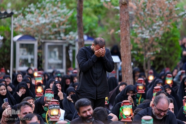 عزاداران حسینی در کنار قبور مطهر سرداران بی پلاک گلزار شهدا(س)