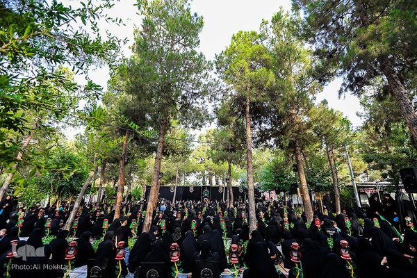 عزاداران حسینی در کنار قبور مطهر سرداران بی پلاک گلزار شهدا(س)