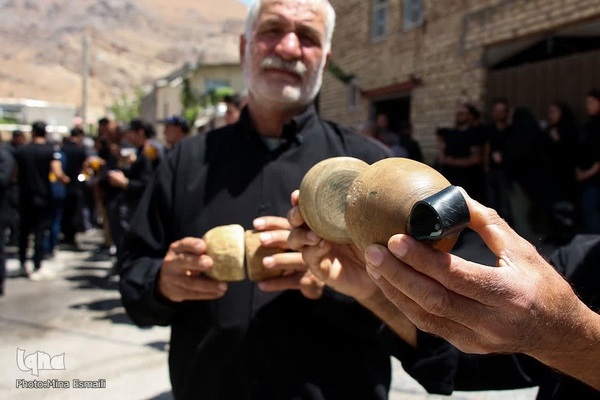 مراسم چغچغه‌زنی روز تاسوعای حسینی در روستای انجدان