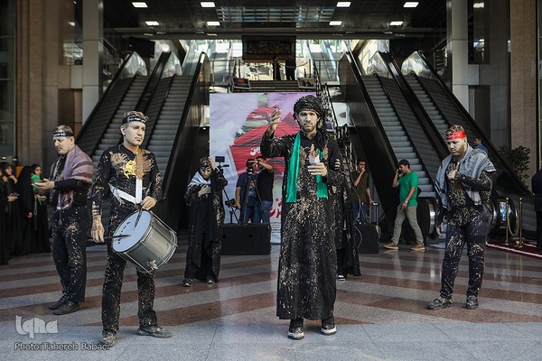 آیین اهتزاز پنج پرچم حرمین عتبات عالیات در برج میلاد تهران