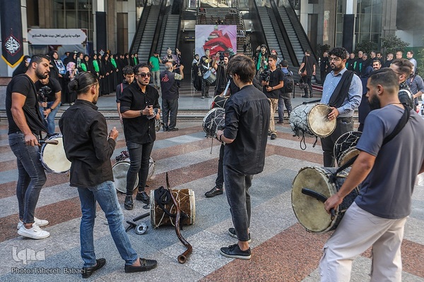 آیین اهتزاز پنج پرچم حرمین عتبات عالیات در برج میلاد تهران