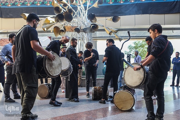 آیین اهتزاز پنج پرچم حرمین عتبات عالیات در برج میلاد تهران