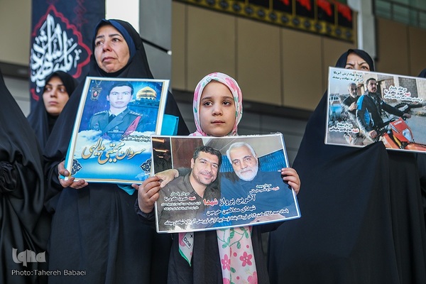 آیین اهتزاز پنج پرچم حرمین عتبات عالیات در برج میلاد تهران