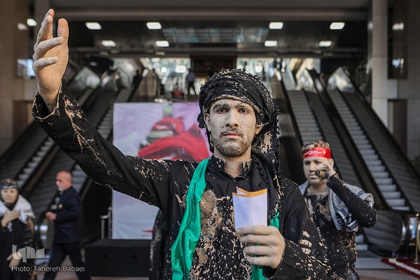 آیین اهتزاز پنج پرچم حرمین عتبات عالیات در برج میلاد تهران