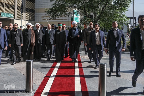 آیین اهتزاز پنج پرچم حرمین عتبات عالیات در برج میلاد تهران