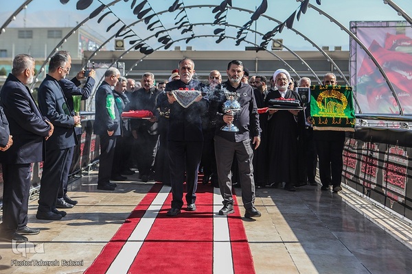 آیین اهتزاز پنج پرچم حرمین عتبات عالیات در برج میلاد تهران