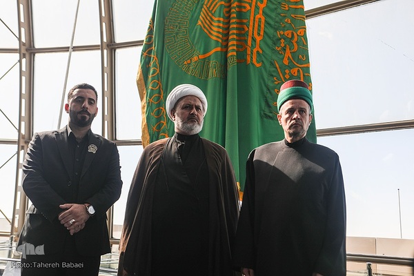 آیین اهتزاز پنج پرچم حرمین عتبات عالیات در برج میلاد تهران