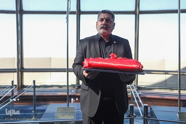 آیین اهتزاز پنج پرچم حرمین عتبات عالیات در برج میلاد تهران