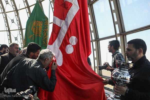 آیین اهتزاز پنج پرچم حرمین عتبات عالیات در برج میلاد تهران