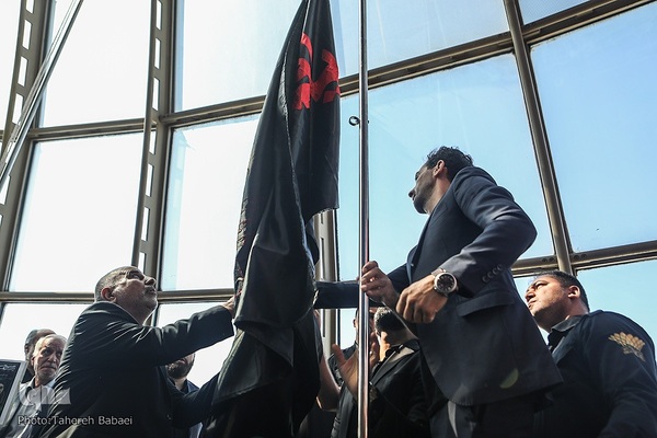 آیین اهتزاز پنج پرچم حرمین عتبات عالیات در برج میلاد تهران