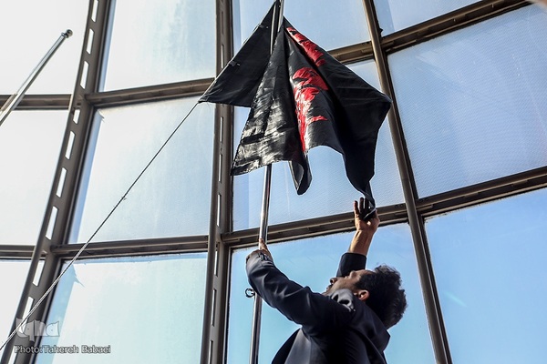 آیین اهتزاز پنج پرچم حرمین عتبات عالیات در برج میلاد تهران