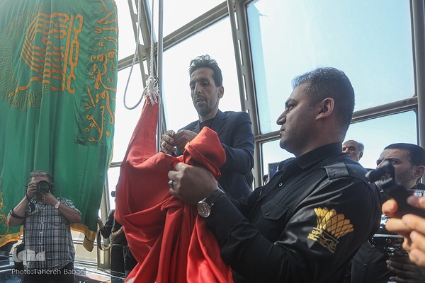 آیین اهتزاز پنج پرچم حرمین عتبات عالیات در برج میلاد تهران