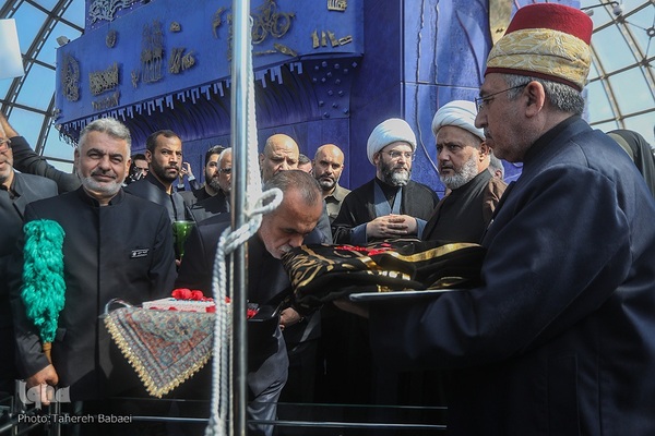 آیین اهتزاز پنج پرچم حرمین عتبات عالیات در برج میلاد تهران