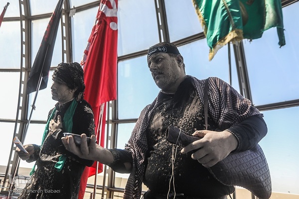 آیین اهتزاز پنج پرچم حرمین عتبات عالیات در برج میلاد تهران