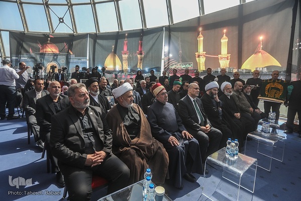 آیین اهتزاز پنج پرچم حرمین عتبات عالیات در برج میلاد تهران