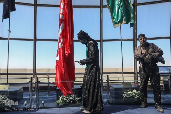 آیین اهتزاز پنج پرچم حرمین عتبات عالیات در برج میلاد تهران