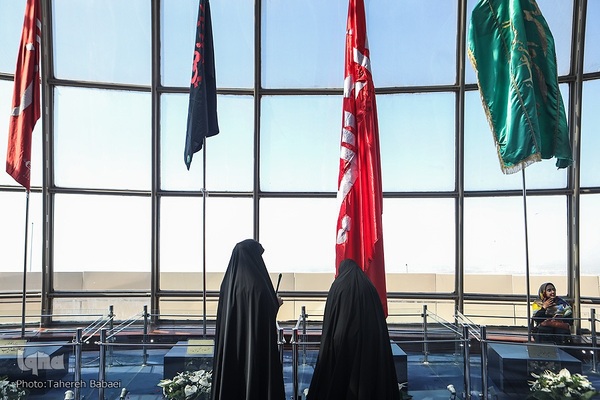 آیین اهتزاز پنج پرچم حرمین عتبات عالیات در برج میلاد تهران